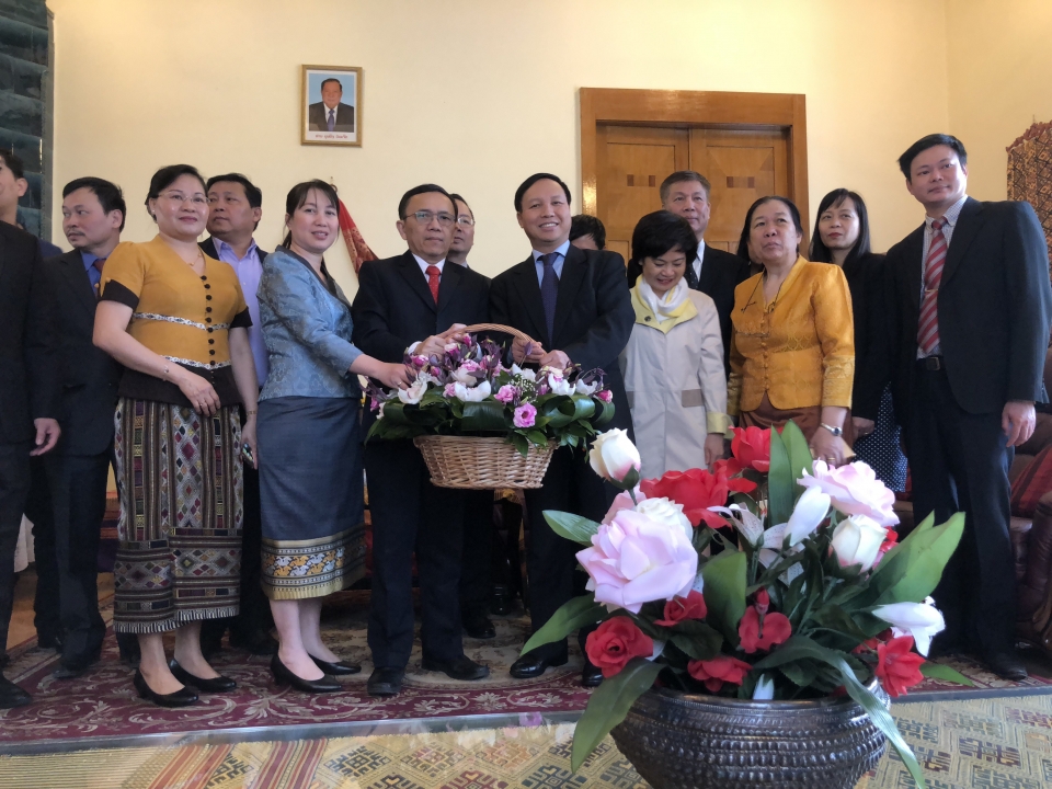 dai su quan viet nam tai lb nga chuc mung tet co truyen lao