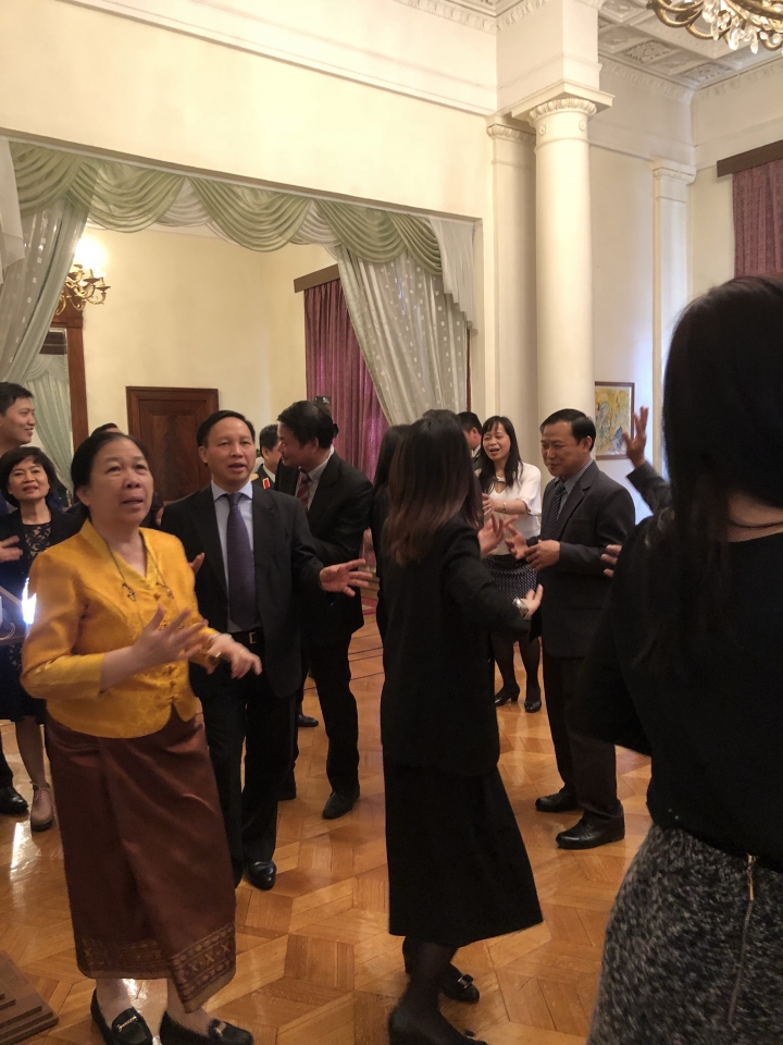 dai su quan viet nam tai lb nga chuc mung tet co truyen lao