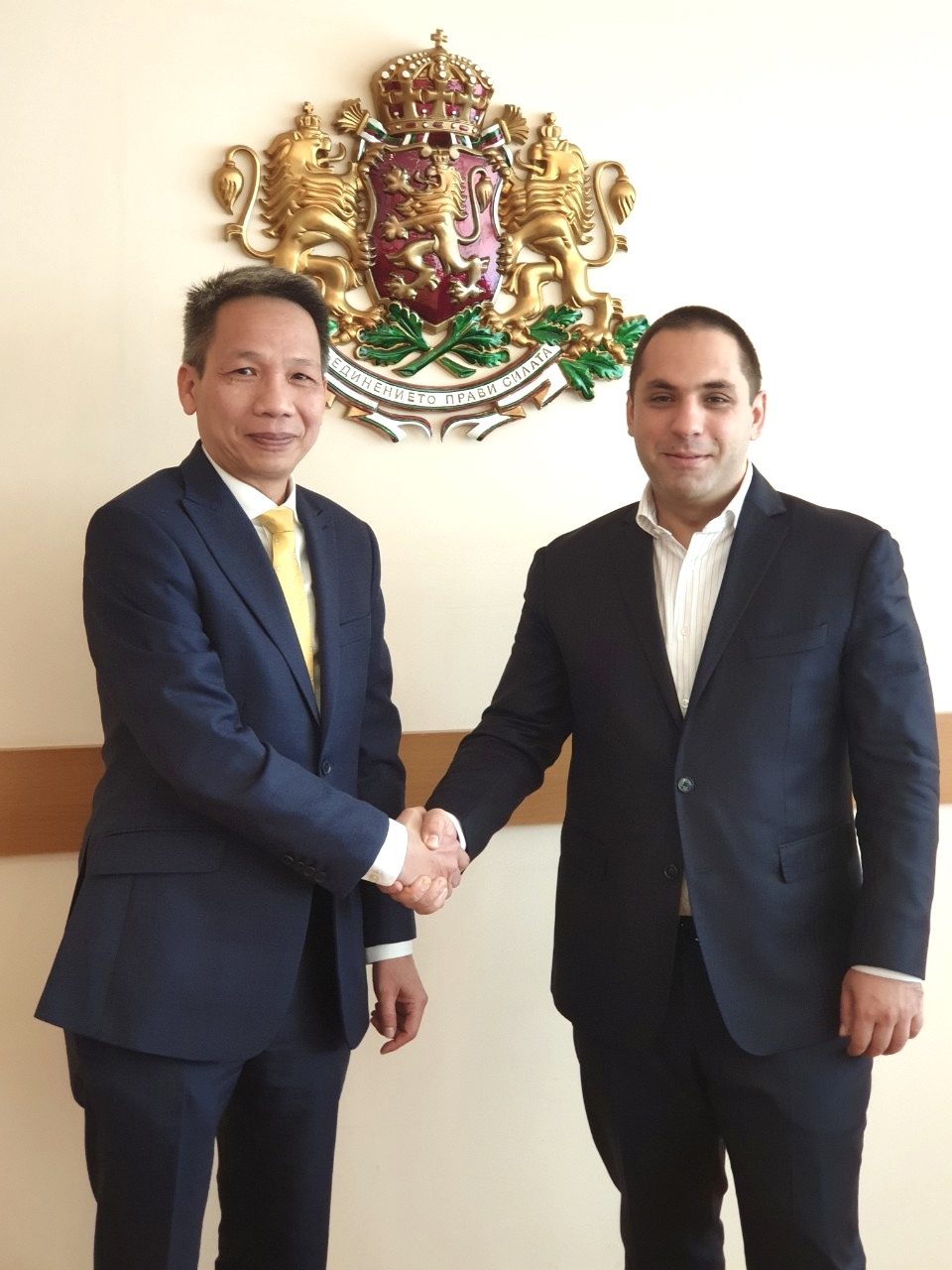 dai su doan tuan linh lam viec voi bo truong kinh te bulgaria