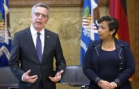 hang loat le hoi mua he o phap bi huy vi lo ngai khung bo