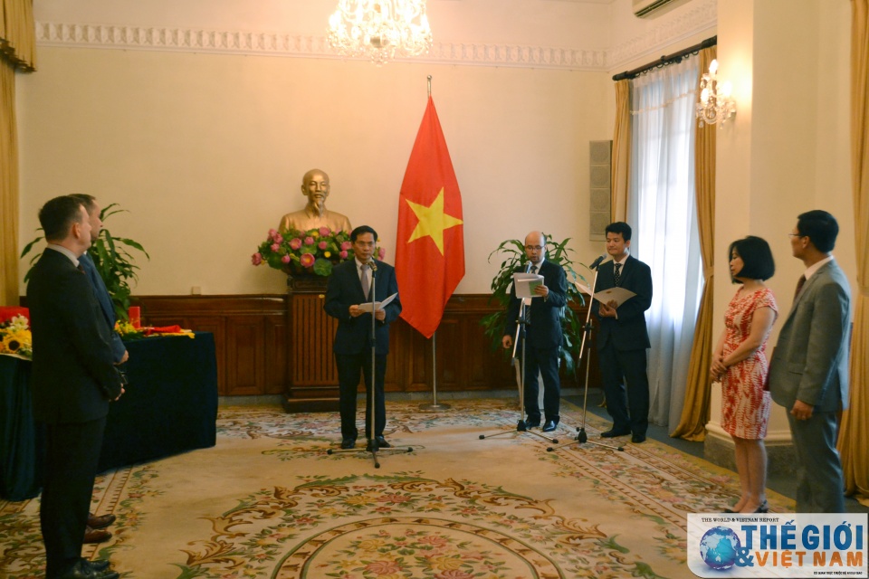 trao huan chuong huu nghi cho nguyen dai su phap tai viet nam