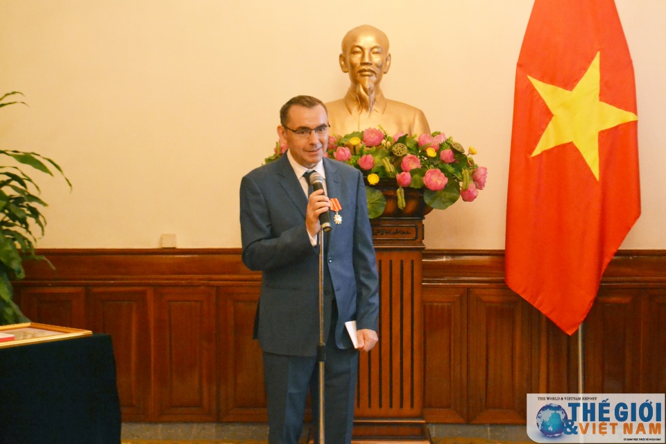 trao huan chuong huu nghi cho nguyen dai su phap tai viet nam