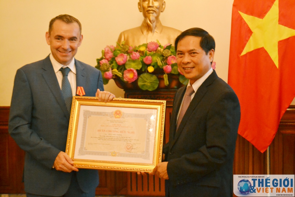 trao huan chuong huu nghi cho nguyen dai su phap tai viet nam