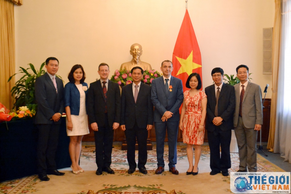 trao huan chuong huu nghi cho nguyen dai su phap tai viet nam