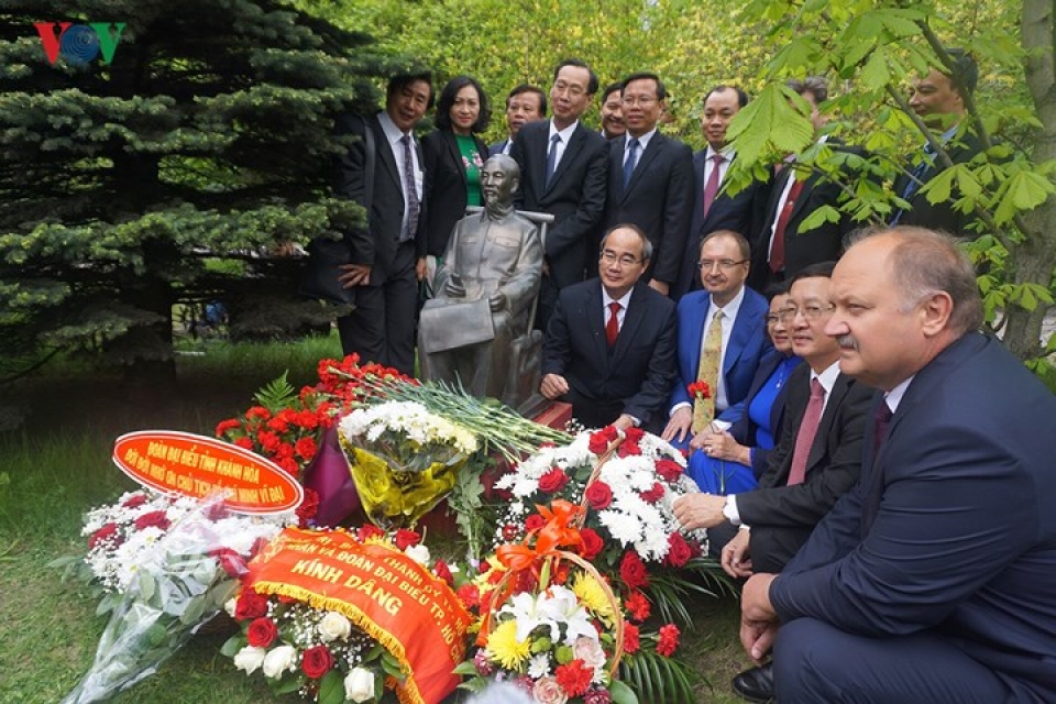 nhieu hoat dong ky niem 128 nam ngay sinh bac ho tai lb nga