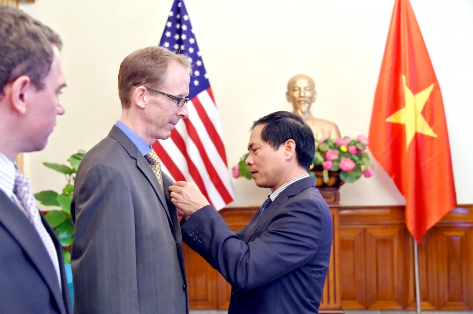 bo ngoai giao trao ky niem chuong cho hai lanh dao usaid viet nam