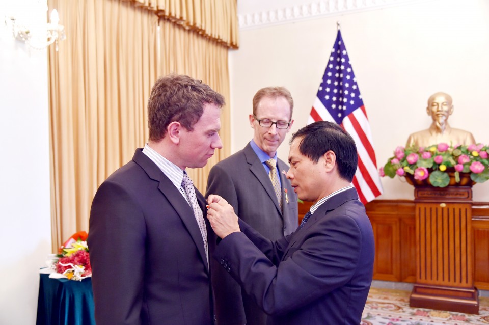 bo ngoai giao trao ky niem chuong cho hai lanh dao usaid viet nam