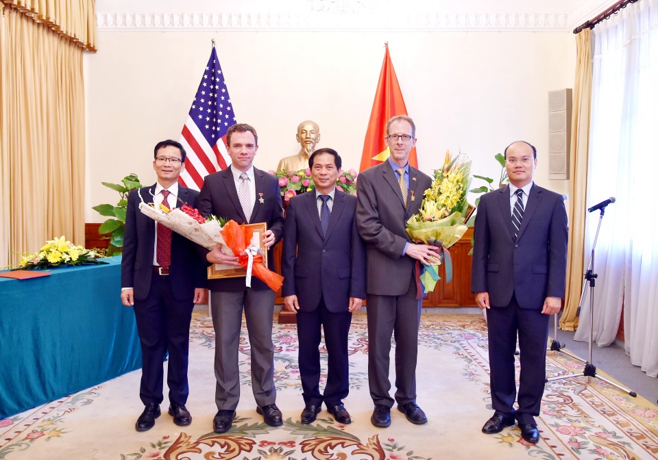 bo ngoai giao trao ky niem chuong cho hai lanh dao usaid viet nam