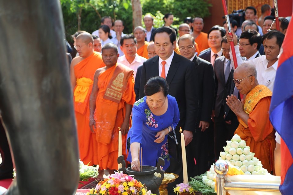 Chủ tịch nước Trần Đại Quang thăm hai Đại Tăng thống Campuchia chu tich nuoc tran dai quang tham hai dai tang thong campuchia