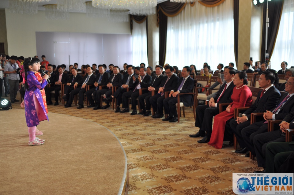 chu tich nuoc gap can bo dai su quan va cong dong viet nam tai belarus