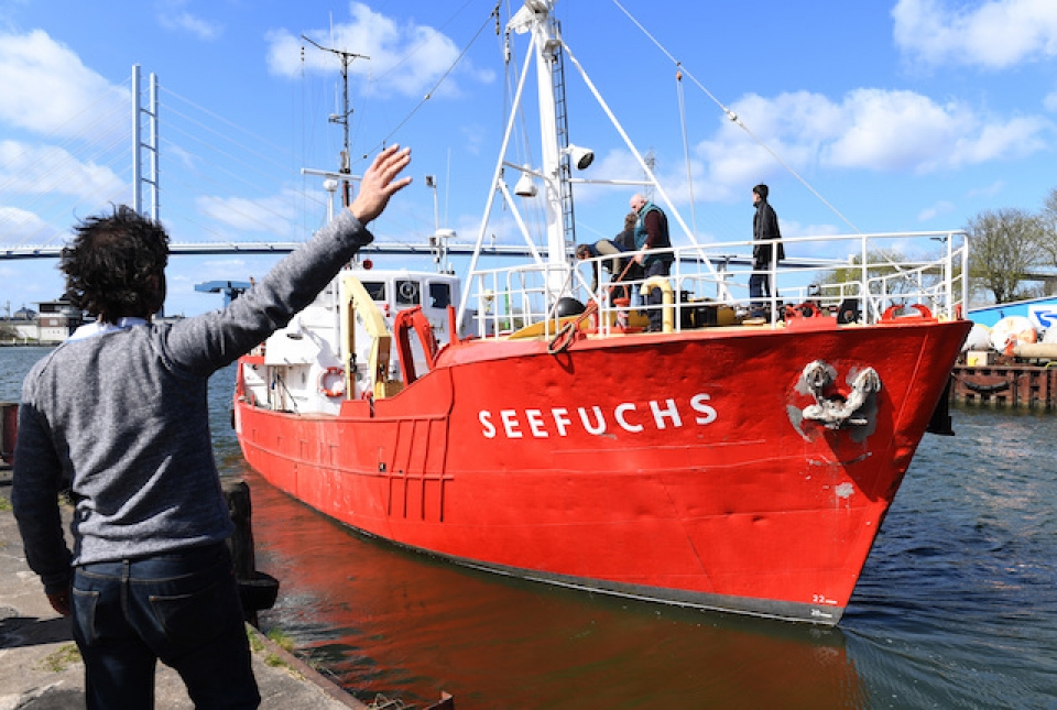 italy cam tau cho nguoi di cu cua cac to chuc phi chinh phu cap cang