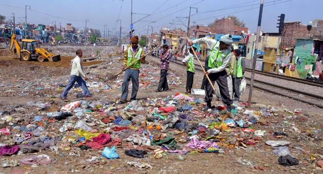 nhieu nguoi chet ngat khi lam ve sinh be chua rac thai tai an do