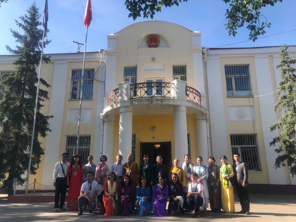 lanh dao giao hoi phat giao viet nam tham dsq viet nam tai mong co