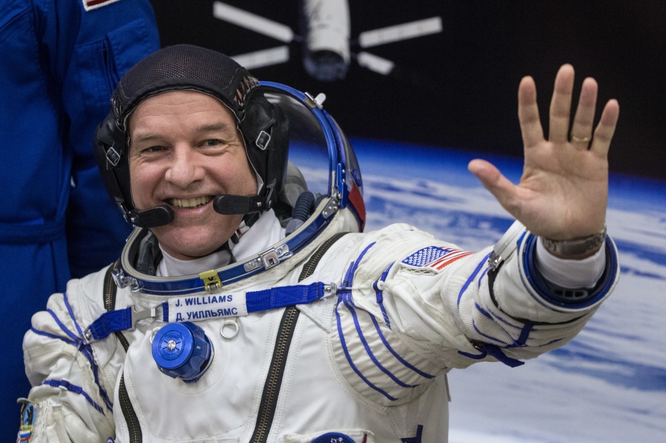 phi hanh gia jeff williams song hon 520 ngay trong khong gian