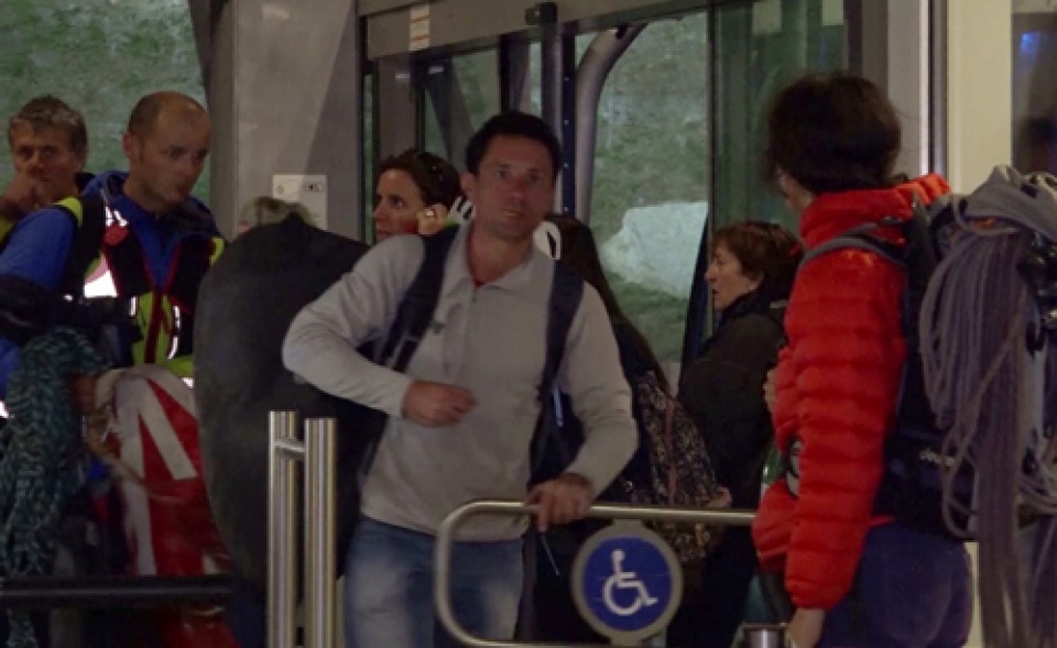 giai cuu toan bo du khach mac ket tren cap treo mont blanc