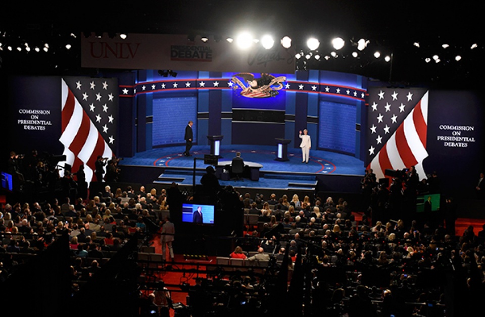 ba clinton tiep tuc gianh loi the trong tranh luan lan 3