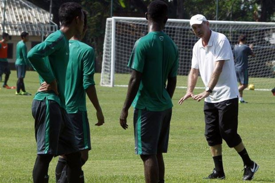 hlv alfred riedl thuong nong cau thu san sang doi dau viet nam