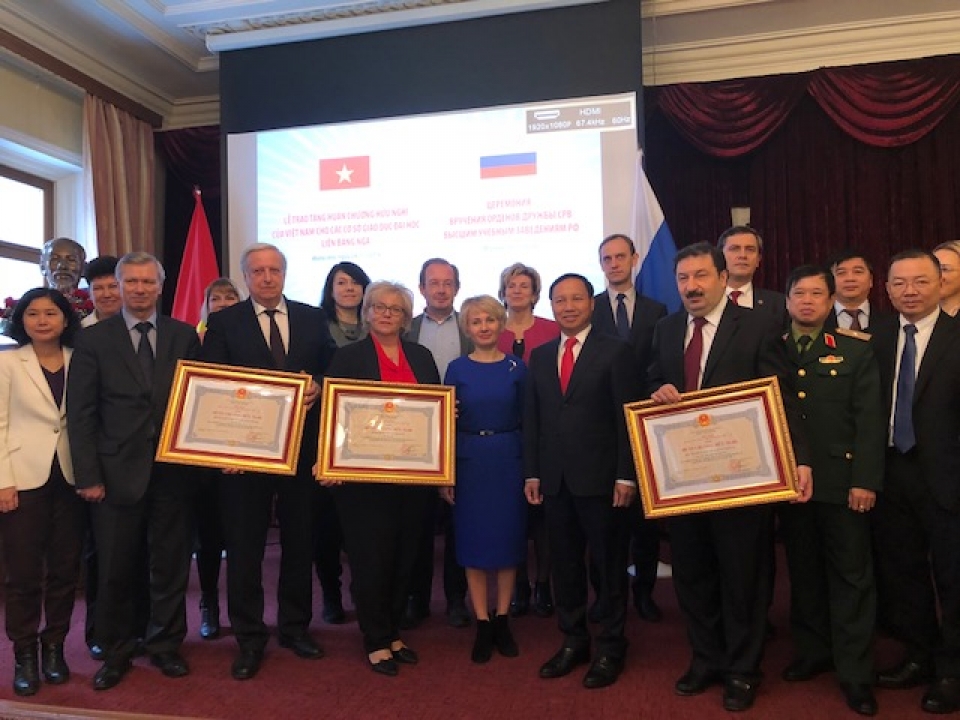 viet nam trao tang huan chuong huu nghi cho ba truong dai hoc lien bang nga