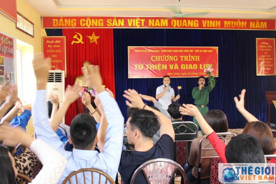 thanh nien ngoai giao huong ve mien bien cuong to quoc