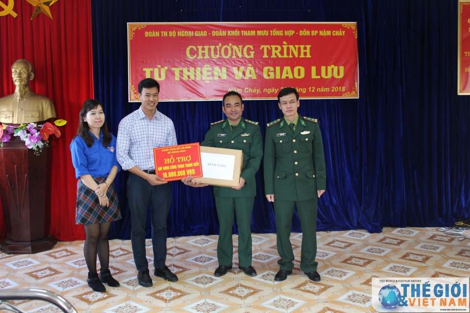 thanh nien ngoai giao huong ve mien bien cuong to quoc