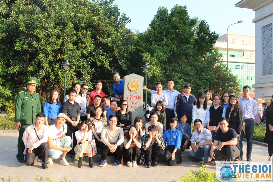 thanh nien ngoai giao huong ve mien bien cuong to quoc