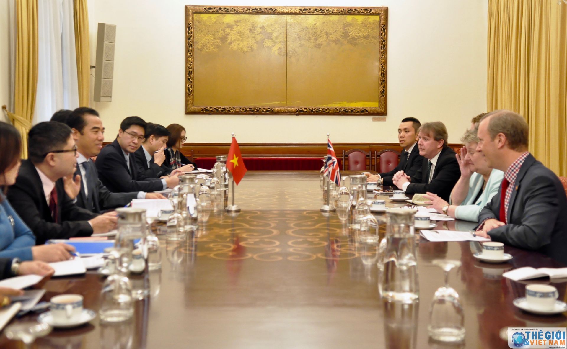 thu truong ngoai giao to anh dung tiep quoc vu khanh bo ngoai giao anh heather wheller