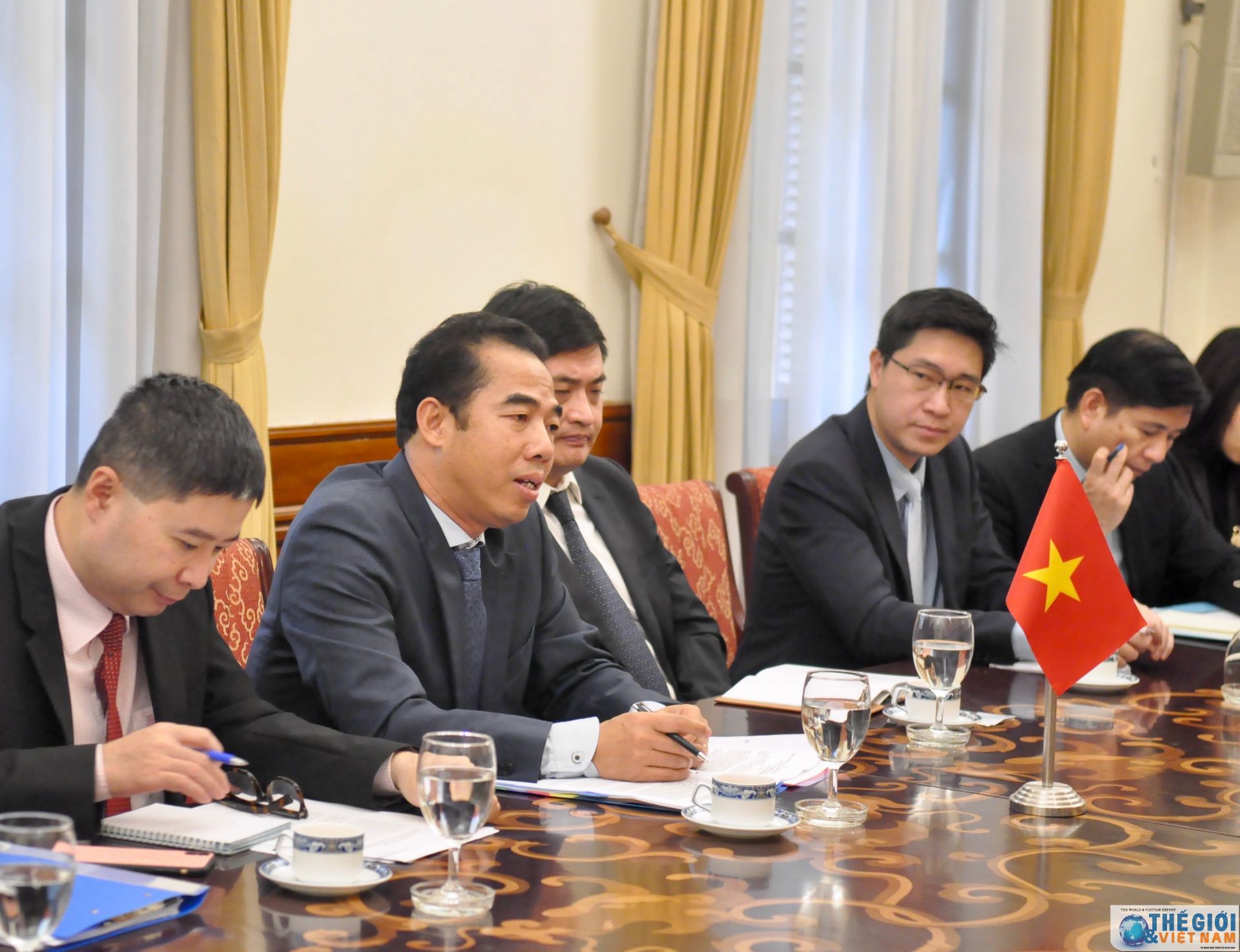 thu truong ngoai giao to anh dung tiep quoc vu khanh bo ngoai giao anh heather wheller