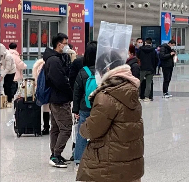 nguoi trung quoc doi chai nhua chum tui nilon de tu bao ve khoi virus corona