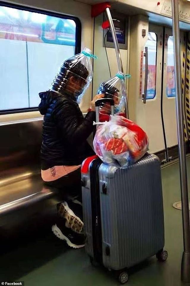 nguoi trung quoc doi chai nhua chum tui nilon de tu bao ve khoi virus corona