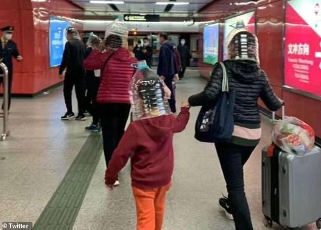 nguoi trung quoc doi chai nhua chum tui nilon de tu bao ve khoi virus corona