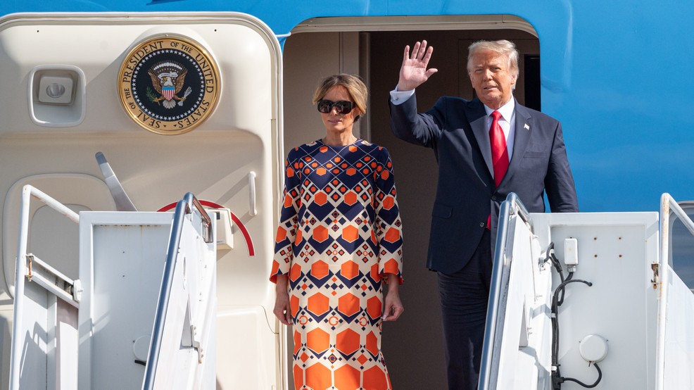 Tồng thống Donald Trump và Đệ nhất phu nhân Melania Trump chào từ biệt Nhà Trắng, chính thức kết thúc nhiệm kỳ của mình. (Nguồn: Getty)