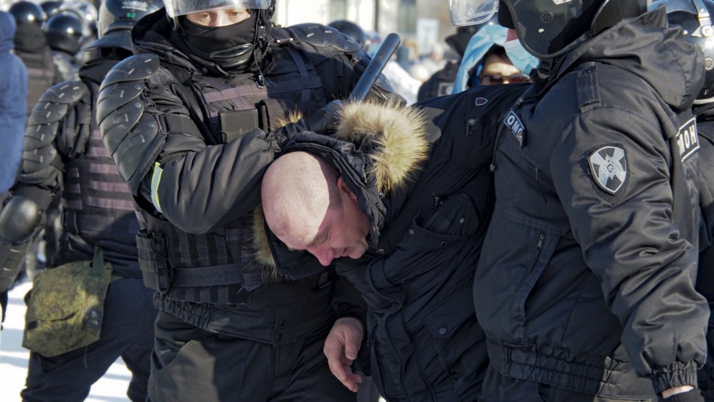 Cảnh sát Nga bắt giữ người biểu tình ủng hộ nhân vật đối lập Alexei Navalny. (Nguồn: TASS)