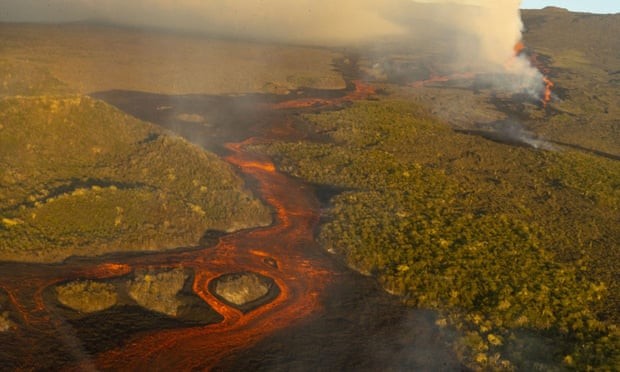 Dung nham chảy ra từ vụ phun trào của Núi lửa Wolf trên Đảo Isabela, Quần đảo Galapagos, Ecuador. (Nguồn: AP)