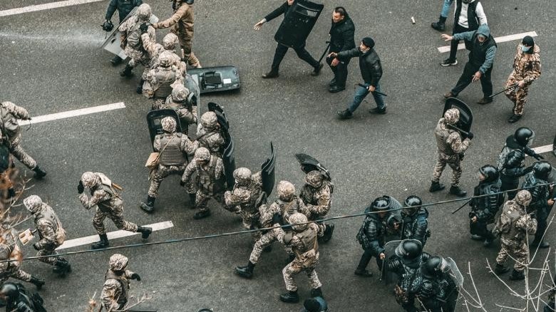 su kien quoc te noi bat tuan qua 391 kazakhstan cang nhu day dan phat hien bien the moi cua sarscov2