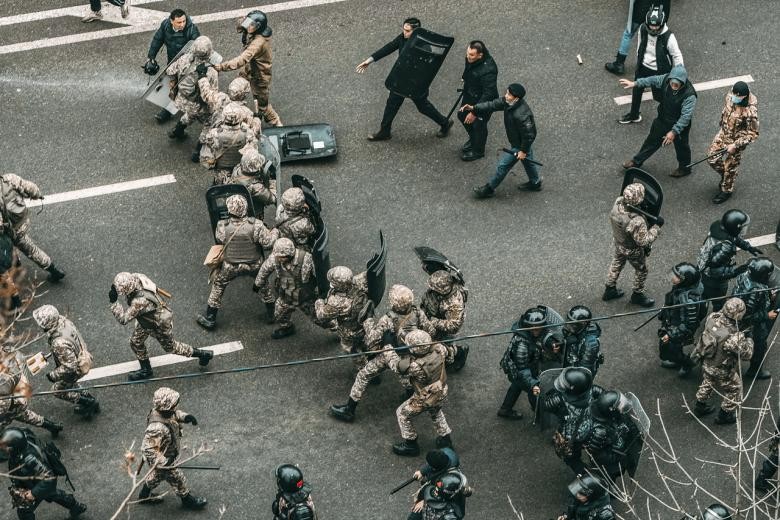 Quân đội Kazakhstan đụng độ với đám đông bạo loạn trên đường phố. (Nguồn: Reuters)