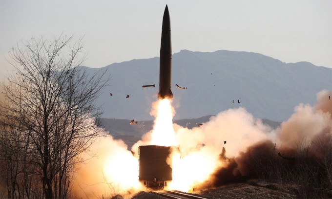 Tên lửa rời bệ phóng trên đường sắt trong cuộc diễn tập của quân đội Triều Tiên ngày 14/1. (Nguồn: KCNA)