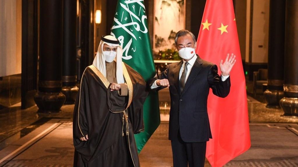 Ngoại trưởng Trung Quốc Vương Nghị và người đồng cấp Saudi Arabia Thái tử Prince Faisal bin Farhan Al Saud. (Nguồn: THX)