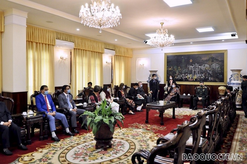 Đại sứ Pakistan tại Việt Nam đặt vòng hoa và vào Lăng viếng Chủ tịch Hồ Chí Minh