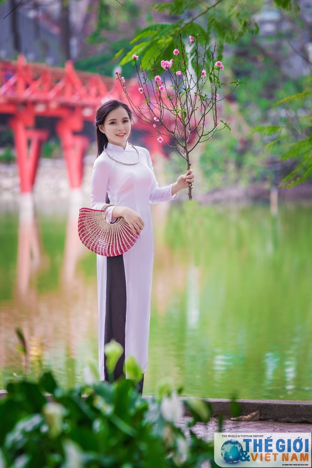 co gai tang hoa cho tong thong donald trump la nu sinh hoc vien ngoai giao