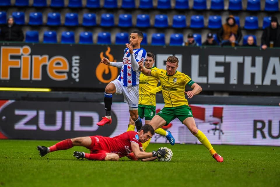 van hau du bi trong ngay heerenveen nem trai dang