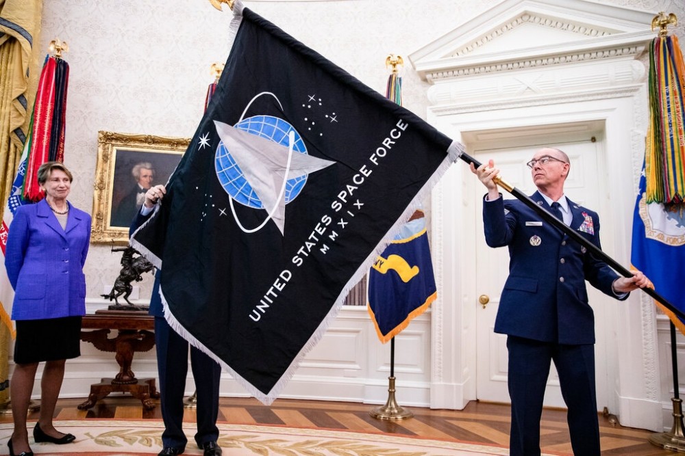 Cờ của Lực lượng Không gian Mỹ, một nhánh của Quân đội Mỹ, được thành lập dưới thời cựu Tổng thống Donald Trump. (Nguồn: New York Times)