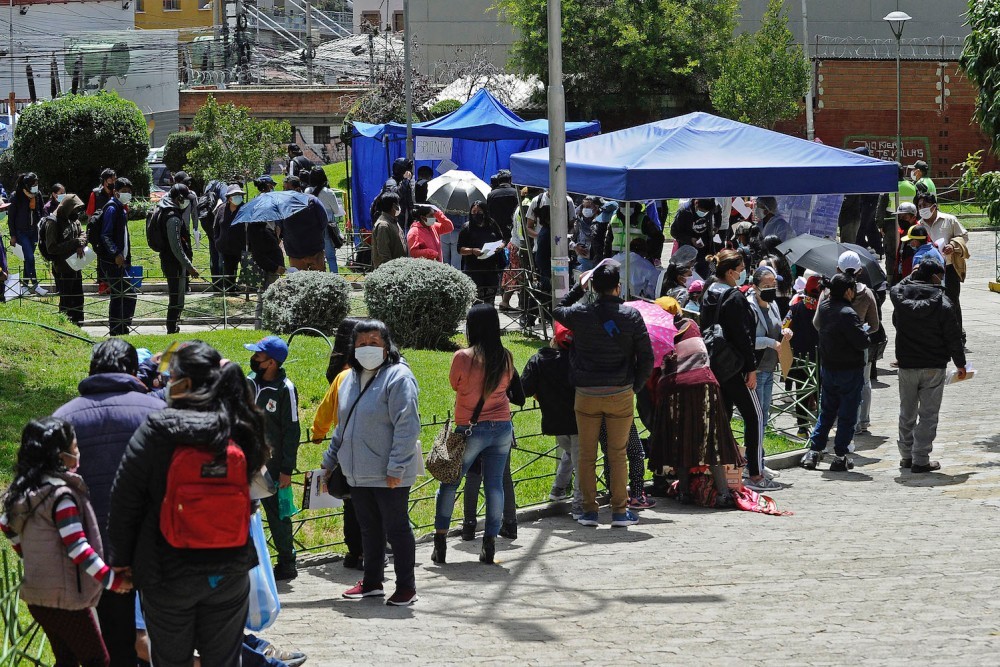 Người dân Bolivia xếp hàng chờ tiêm vaccine ngừa Covid-19. (Nguồn: AFP)