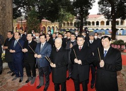 Tổng Bí thư Nguyễn Phú Trọng dâng hương tại Hoàng Thành Thăng Long