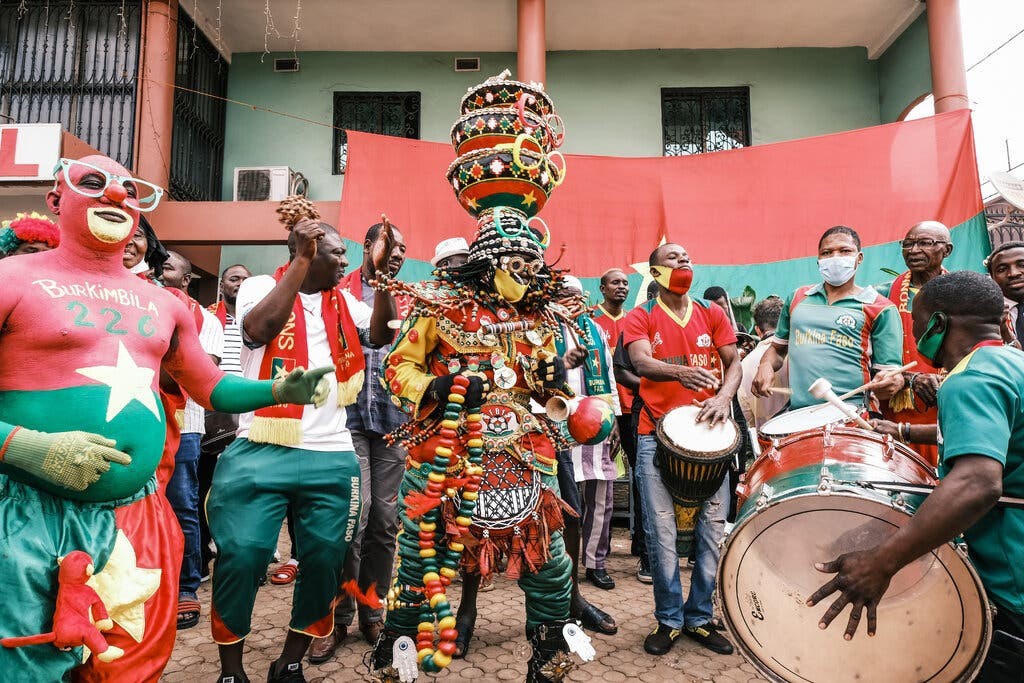 Cổ động viên của Burkina Faso cùng nhau nhảy múa, chơi nhạc để chuẩn bị vào sân cổ vũ cho đội nhà. (Nguồn: NY Times)