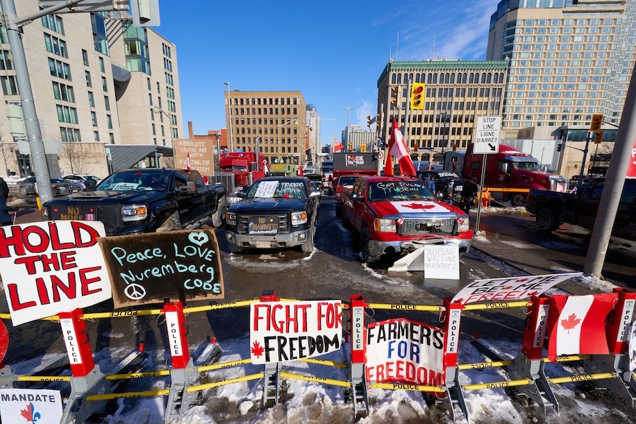 Thủ đô Ottawa của Canada đang rơi vào tình trạng tê liệt bởi cuộc biểu tình phản đối các biện pháp y tế phòng ngừa Covid-19. (Nguồn: EPA)