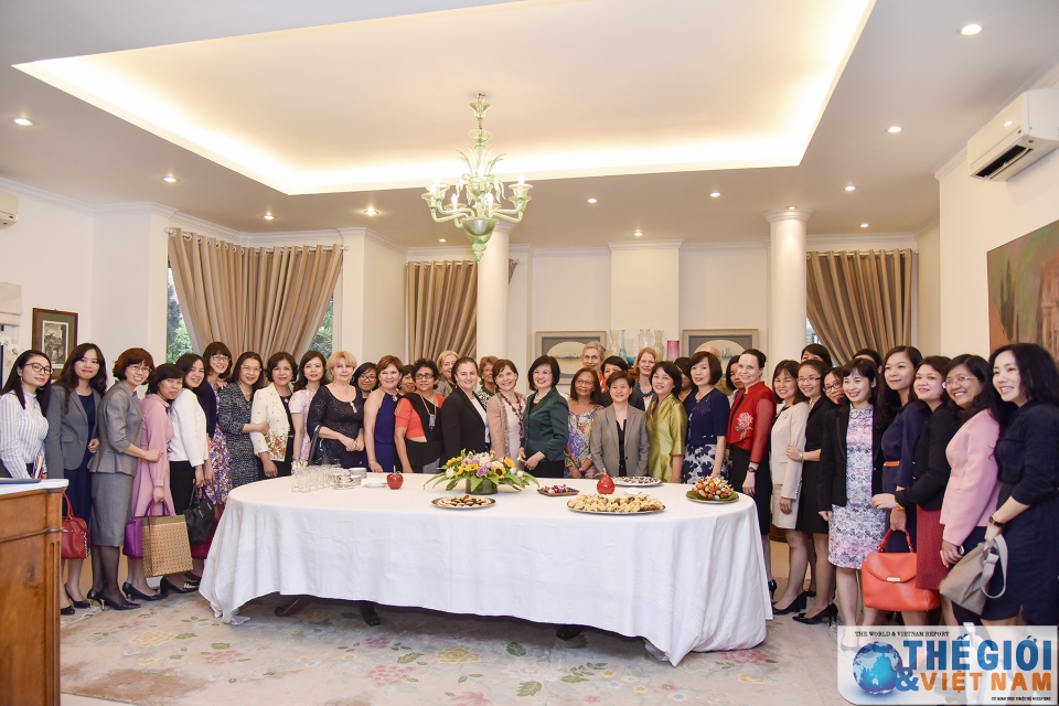 can bo nu dem lai luong gio moi trong nganh ngoai giao