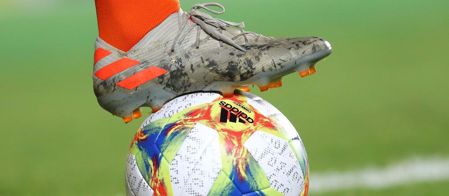 dai dich covid 19 fifa khuyen cao hoan tat ca cac tran bong o cac cap do