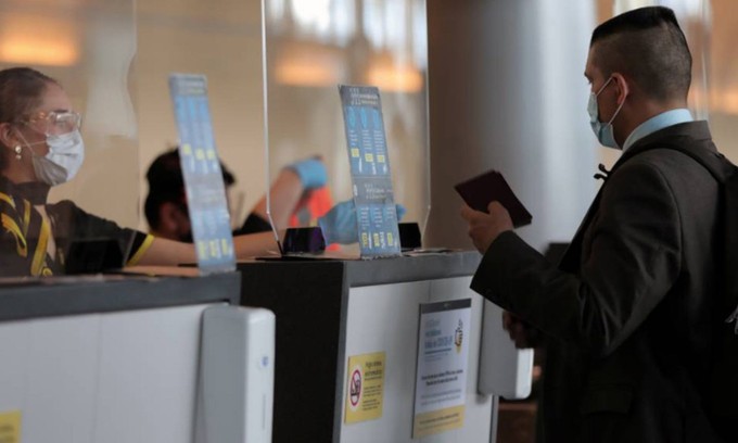 Một hành khách làm thủ tục tại sân bay ở Bogota, Colombia tháng 9/2020. (Nguồn: Reuters)