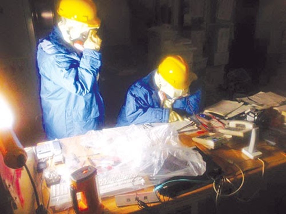 50 công nhân đã tình nguyện ở lại cứu nhà máy Fukushima để ngăn chặn tình trạng phóng xạ đang lan tràn, bất chấp việc làm này vô cùng nguy hiểm đến tính mạng. Họ được tôn vinh là những samurai cảm tử thời hiện đại. “Fukushima 50” - đó là tên gọi 50 chuyên viên hạt nhân trong số 750 công nhân viên nhà máy, theo số liệu của Tepco. Trong khi các đồng nghiệp được sơ tán khẩn cấp, họ tình nguyện hoặc được chỉ định ở lại nhà máy theo lời kêu gọi của thủ tướng lúc bấy giờ. (Nguồn: AP)