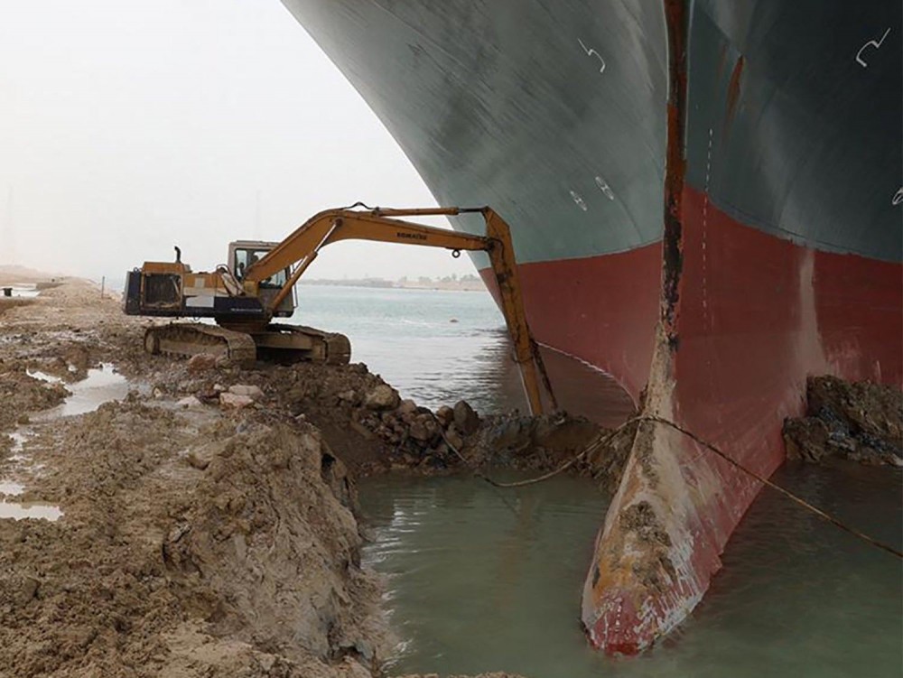 Đội cứu hộ tiếp cận siêu tàu chở hàng mắc kẹt ở mắc kẹt ở kênh đào Suez nhưng vẫn chưa xử lý thành công. (Nguồn: AFP)